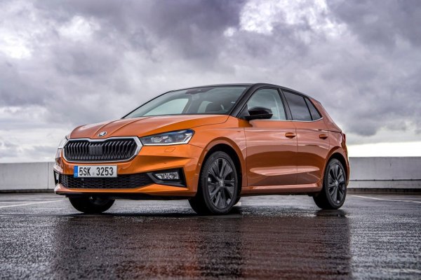 Хечбекът също ще остане в гамата на марката, въпреки опасенията, че се готви неговото окончателно спиране, тъй като заради новите изисквания в ЕС се очакваше сериозно поскъпване именно на най-малките автомобили на пазара. В крайна сметка Skoda реши да се откаже от Scala, докато Fabia ще продължи поне до 2030.