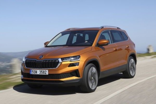 Първоначално и този модел беше нарочен за пенсиониране, като неговото място трябваше да заеме електрическият Elroq. Последните данни обаче сочат, че Karoq ще получи втори живот. Сегашното поколение ще остане в продажба до края на 2026, а през втората половина на 2027 ще се появи актуализираната му версия.

Тя ще взаимства най-новите технологии, включително помощни средства за шофиране и информационно-развлекателна система от новия VW Tiguan. Хибридните версии с двигател 1.5 са сигурни - меки, пълни и plug-in. От друга страна, дизеловите варианти са под съмнение.
