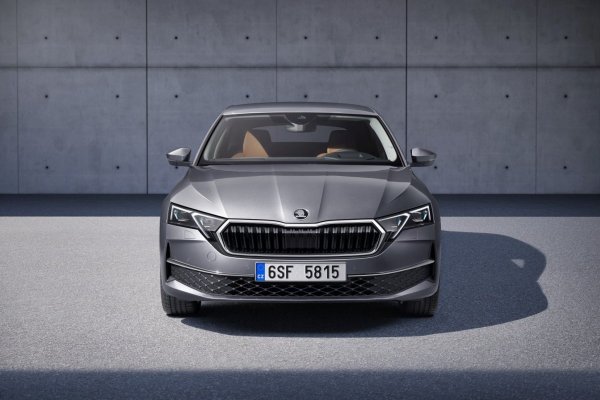 Сегашната Skoda Octavia (както седан, така и комби) ще преследва същата съдба като Karoq - с трети и важен фейслифт, който ще включва не само външния вид, но и електрониката и механиката, с обновени 1.5 хибридни меки, пълни и plug-in версии; Тази актуализирана версия обаче няма да пристигне преди 2028.