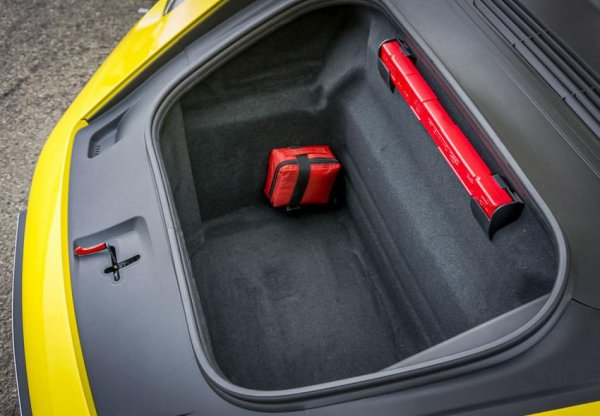 При легендарния модел със задно задвижване багажникът е разположен отпред. Няма как той да бъде опрделен като „голям“, но все пак той ще побере част от вещите, нужни за пътуване. Останалите може да бъда поставени на пода, образуван след сваляне на задните седалки.