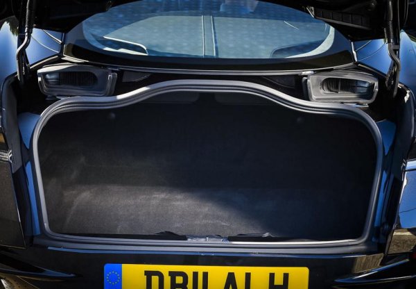 Напълно достатъчен обем на багажника предлага луксозният британски автомобил с 4 места. Височината за товарене не е особено удобна, но затова пък отворът е достатъчен и улеснява поставянето на багажа.