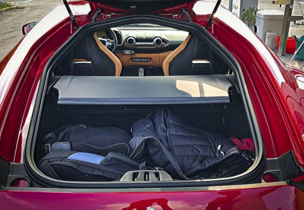 Съвсем приличен обем предлага и багажникът на този модел на производителя от Маранело, който развива мощност от 800 к.с. Куфарите и саковете лесно се нареждат в задната част на суперколата.