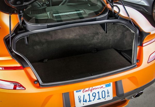 Лично Джеймис Бонд ви препоръчва този автомобил. Обемът на багажника на второто поколение на Vanquish е с 60% по-голям от този на предшественика му - модела DBS.