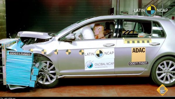 Въздушната възглавница е оборудването на превозното средство, което всички искат, но малцина някога виждат. Заедно с оптимизираните системи за безопасност, въздушните възглавници имат важен принос за намаляването на нараняванията при злополуки, дори ако въздушната възглавница може да причини изгаряния, присъщи на системата.
Специално за по-малките автомобили, често допълнителните въздушни възглавници и странични въздушни възглавници за задните седалки струват екстра - и определено са препоръчителни. Тестовете показват, че страничните завеси предпазват главата много по-ефективно от въздушните възглавници за гръдния кош (т.е. страничните въздушни възглавници, разширени нагоре), които се инсталират заради по-ниски разходи.
Оценка: задължителна екстра