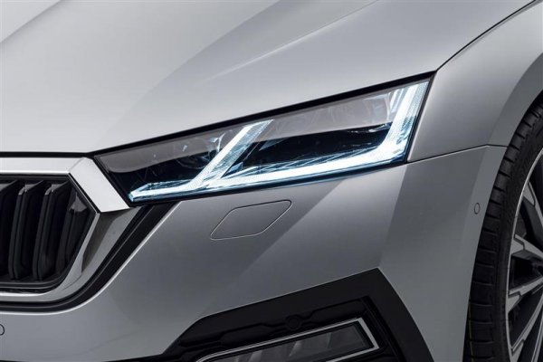 LED фаровете вече замениха ксеноновите фарове като най-съвременна технология. За всички системи важи, че в сравнение с конвенционалните халогенни фарове лампите издържат по-дълго и светлинната мощност е значително по-висока. Фактът обаче, че LED фаровете консумират по-малко енергия, не е верен: те са по-ефективни при преобразуване на енергията, но по-голямата осветеност означава, че консумацията на енергия остава почти идентична.
Скъпите допълнителни фарове често са свързани с функции като автоматични фарове с дълги светлини, завиващи светлини и матрична технология - матричните фарове се състоят от много светодиодни прожектори, които държат конуса на дългите лъчи през нощта и могат динамично да скриват други участници в движението от светлинния конус. Което служи както за комфорт, така и за безопасност.
Оценка: доста практично