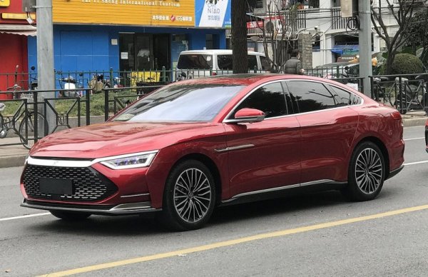 Новият луксозен седан на компанията, която още преди десетина години привлече солидна инвестиция от самия Уорън Бъфет. Базовият Han се продава за около 30 000 евро в Китай и предлага 77 квтч батерия по нова, разработена от компанията технология, която може да се получи 50% заряд само за 25 минути. Пробегът с едно зареждане е 605 км (измерен по стария цикъл NEDC, не по WLTP). 
