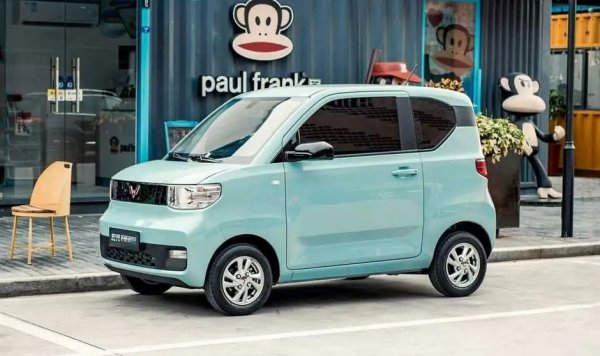 Ако не бяха затруднените доставки на микрочипове, ограничили твърде много производствения капацитет, този дребосък можеше вече да е доогонил Tesla Model 3. Интересът в Китай е огромен, най-вече заради цената - eдва около 4000 евро (4500 за "луксозната" версия с климатик). През юни Mini е третата най-продавана кола изобщо в Китай, след Nissan Silphy и VW Levida. Продукт е на SAIC, китайския партньор на GM. 
