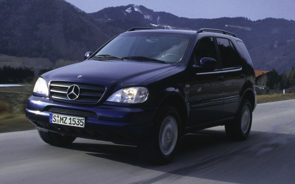 Считан за истински прародител на съвременните премиум SUV-модели, Mercedes-Benz ML или M-Class за изградени на структура с полурама, вградена в каросерията, като значително се различават от G-Class. Настоящата SUV-гама на марката до голяма степен произлиза от този модел. 