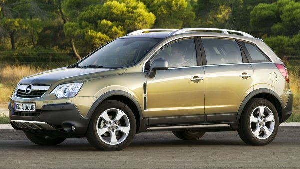 Преди това Opel  предлагаше две поколения на Frontera, който обаче определено си беше класически офроудър, базиран на Isuzu. С Antara марката прие по-модерен стил, като той се беше корейски, тъй като този модел е същият Chevrolet Captiva. На свой ред, тя е разработена от Daewoo.