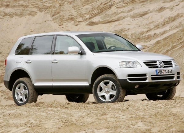 Двойникът на Porsche Cayenne поставя началато на SUV-гамата на германския производител. Освен това, при излизането си на пазара той предлагаше най-горемия и най-мощен турбодизел за този период &ndash; 5.0 V10 TDI, развиващ 313 к.с.