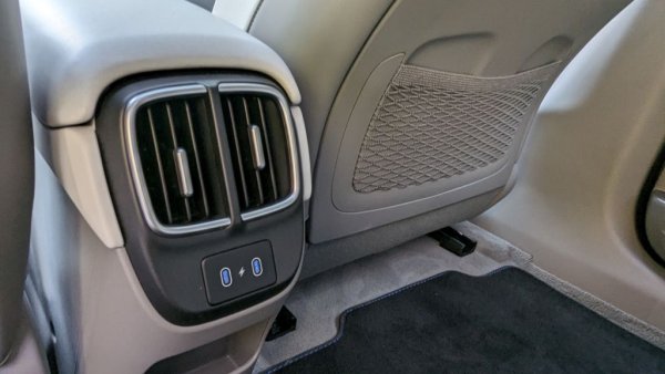 Два USB-c порта и за задните седалки