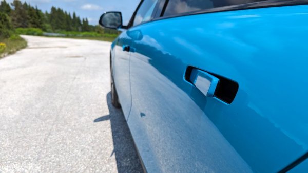 Тези ръкохватки на вратите са аеродинамични, но в същото време са механични и няма да ви оставят заключени извън колата при повреда на електромоторчето, както някои конкуренти. Освен това отдалеч ще видите, ако сте забравили да заключите колата 