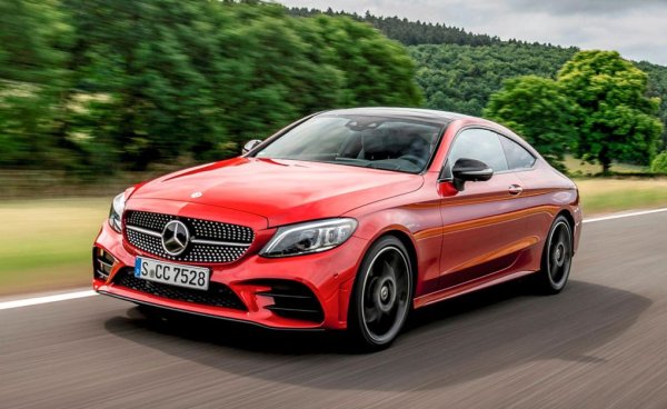 В стремежа си да опрости гамата, да намали разходите и да увеличи (още повече) печалбата, шефът на Mercedes Ола Калениус орязва наведнъж цели четири модела: C-Class купе и кабриолет, както и Е-Class купе и кабриолет. Във втория случай моделът поне получава нещо като наследник в лицето на новия CLE, който ползва платформата и двигателите на актуалната Е-класа. 