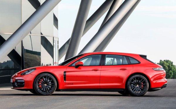 Германците вече представиха новата Panamera, модел 2024, но компенсацията за всички подобрения е във факта, че вече няма да има комби версия - Sport Turismo. Вероятно свързано с факта, че и интересът към нея не беше толкова голям, колкото очакваше компанията.