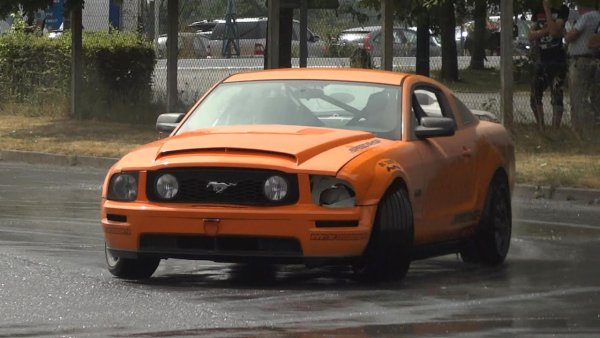 Изглежда, че доста големи, тежки автомобили като Ford Mustangs от пето и шесто поколение не са най-добрият вариант за дрифт, но купето лесно може да свали килограми, а задвижването на задните колела в комбинация с механичната скоростна кутия с 6 предавки и голям V6 или V8 двигател помагат много на представянето на купето. 

Това доказа американският състезател Вон Гитин, който основа компанията RTR Vehicles. Гитин спечели престижни състезания в родината си и Европа на преминалия с Mustang, а през 2005 г. победи в надпреварата между най-добрите дрифтъри в САЩ и Япония.