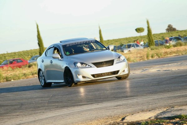 В стандартно състояние, второто поколение Lexus IS има много от качествата на автомобил за дрифт - лека каросерия на седан или кабриолет купе, дълго междуосие, избор от версии със задно задвижване с 6-степенна ръчна скоростна кутия и мощни  двигатели с висок въртящ момент. Към това трябва да се добави висока надеждност, наличие на агрегати, до голяма степен унифицирани с други модели на Toyota, както и възможно най-широки ъпгрейди. 

През 2012 г. японският състезател Дайго Сайто на своя персонализиран IS 250&thinsp;C с двигател с мощност 1200 к.с. не остави шансове на съперниците си в серията от състезания Asian Formula Drift.