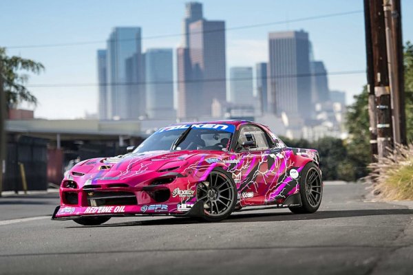 Третото поколение Mazda RX-7 е единствена по рода си дрифт-кола благодарение на своя компактен, лек, високооборотен роторен двигател (280 к.с.) със секвенциално двойно турбо. Поради конструктивните характеристики е изключително трудно да се модифицира този двигател, но мощността на стандартната версия от 280 к.с. се оказа достатъчна, за да може този модел през 2003 г. да донесе на Юичи Имамура първата от четирите му шампионски титли в главната японска дрифт-серия D1GP.