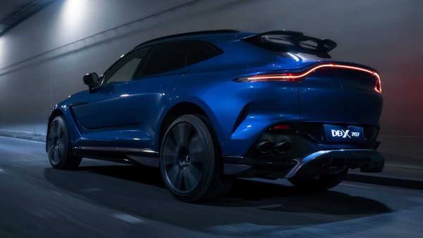 Двигател - 4,0-литров туин-турбо V8

Максимална мощност - 707 к.с. 

Максимален въртящ момент: - 900 Нм 

Максимална скорост - 310 км/ч 

Цена - 240 504 евро 

Първата кола (по азбучен ред) на второто място, което разделя с още три модела, е Aston Martin DBX 707, най-мощната версия на британския SUV. Тя е обрудван с мощен V8 4.0 битурбо мотор, проектиран от инженерите на компанията да развие 707 к.с. и 900 Нм въртящ момент. Максималната скорост е ограничена на 300 км/ч, но реално този SUV може да вдигне още повече.