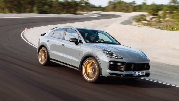 Двигател - 4,0-литров туин-турбо V8

Максимална мощност - 640 к.с.

Максимален въртящ момент - 850 Нм

Максимална скорост - 300 км/ч 

Цена - 196 078 евро 

Ако Tesla Model X Plaid е най-бързият SUV на правата, Porsche Cayenne Turbo GT е, поне засега, най-бързият на пистата. Германският автомобил постави нов рекорд за най-бърза обиколка на „Нюрбургринг“ - 7,38,925 минути, като измести от първото място Audi RS Q8. Този SUV е най-мощният в историята на марката и се предлага в купеобразен вариант.