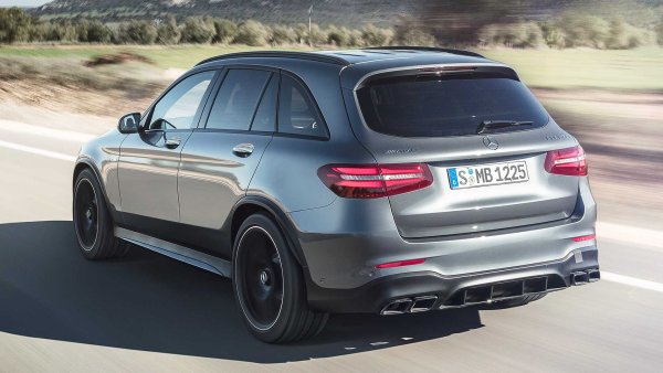 Двигател - 4,0-литров туин-турбо V8 

Максимална мощност - 510 к.с.

Максимален въртящ момент - 700 Нм

Максимална скорост - 280 км/ч 

Цена - 112 000 евро 

Mercedes-AMG GLC 63 S също се нуждае от 3,8 секунди за достигане на 100 км/ч. 4,0-литровият V8 на всъдехода от Щутгарт развива 510 к.с. и въртящ момент от 700 Нм („нормалната“ версия AMG 63 е с максимална мощност 476 к.с.). Този супер SUV, който има дължина от 4,66 метра, както всички останали модели от тази класификация, е оборудван със задвижване на всички колела.  