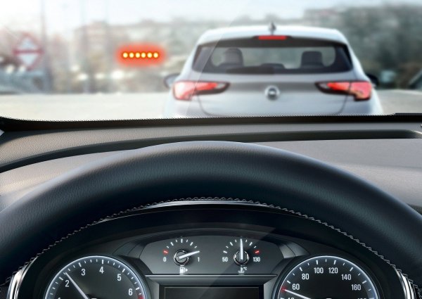 И на двете оси има дискови спирачни механизми, които при качествено обслужване не създават проблеми и служат дълго време. Те са достатъчно ефективни за големината и теглото на автомобила. 

При кормилната система обаче може да се появи опасност от повече разходи. Усилвателят на волана при повечето бройки от модела е хидравличен, а това означава, че смяната на маслото в него е задължителна. Затова, преди покупка, трябва не само да се провери как работи хидравличната рейка, но и да се огледа за течовете, към каквито тя е склонна.