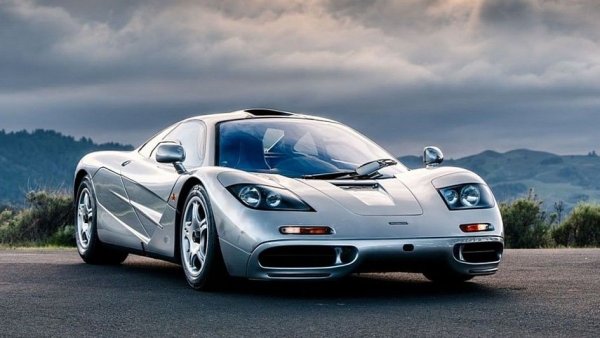 Когато McLaren, празнуван във Формула 1, обяви създаването на шосейен суперавтомобил, очакванията бяха огромни. През 1992 McLaren F1 прави своя дебют в Гран при на Монако - и веднага се превръща в сензация. Гении като Гордън Мъри и Пол Роше са работили по проекта, а сърцето на автомобила е атмосферен 6,1-литров V12, разработен от BMW M. 

Този двигател произвежда 618 к.с. и благодарение на леката си каросерия и напредналите технологии, F1 се превръща в най-бързия сериен автомобил на 1990-те години на миналия век, ускорявайки до 386 км/ч. Дори след 30 години F1 се счита за еталон сред пътните автомобили.
