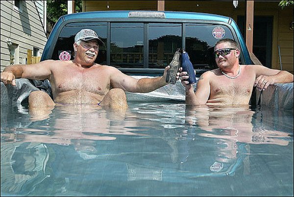 Случващото се е забелязано не само от преминаващи хора, но и от служители на пътна полиция, които подведждат шофьора на пикапа под административна отговорност. Аргументът им е, че подобни действия могат да доведат до пътно-транспортно произшествие. Самата конструкции на транспортното средства не е предвидена за поставяне на басейн.