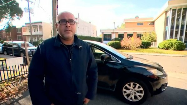 В Канада с особена популярност се ползва музикалният хит "Gonna Make You Sweat", като често може да се видят млади хора, които при всяка възможност го пеят и дори танцуват, докато вървят. Това прави и 38-годишният Тафик Моала, който тръгва към местния супермаркет с автомобила си и докато кара пее с пълно гърло и ритмично поклаща тялото си.