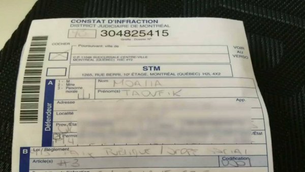 В един момент той забелязва движеща се зад него полицейска кола, която е със светеща лампа и решава, че служителите на реда бързат за някъде. Тафик отбива и им прави път, но те спират зад него. От автомобила слизат четирима полицаи, като един от тях го пита защо крещи толкова силно. Мъжът отговаря, че просто си пее, но в крайна сметка е глобен със 149 долара за нарушаване на обществения ред. Моала се готви да обжалва наказанието, но жена му е категорична, че то е прекалено меко.