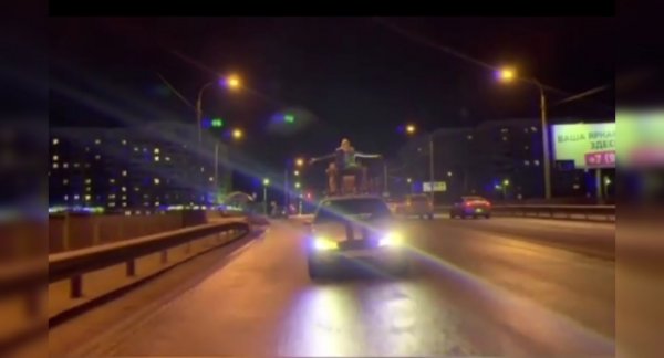 По-бързо от автомобилната индустрия се развиват социалните мрежи, които налагат непрекъснато нови трендове. Желанието да се направиш на интересен не е от тях, тъй като се появила доста отдавна. Блогър от Санкт Петербург реши да премине през града, седнал върху покрива на луксозен всъдеход, като предаваше на живо в социалните мрежи. В крайна сметка, младият човек беше глобен с 10 000 рубли (малко над 100 евро), след като полицаи видяха изпълнението му във Facebook.