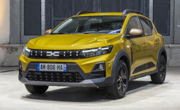 Продължаващото поскъпване на новите коли в Европа даде нов импулс на Sandero - а също и отпадането на конкуренти като Fiat Panda от италианския пазар, който е сред най-силните за румънското супермини. По предварителни данни на DataForce, Sandero има 243 676 регистрации в Европа за 2025 година, като изпреварва Renault Clio - 229 778, и Volkswagen T-Roc - 211 241. Десетката на най-популярните модели се допълва от VW Tiguan, VW Golf, Toyota Yaris Cross, Peugeot 208, Peugeot 2008, Dacia Duster и Toyota Yaris. 
