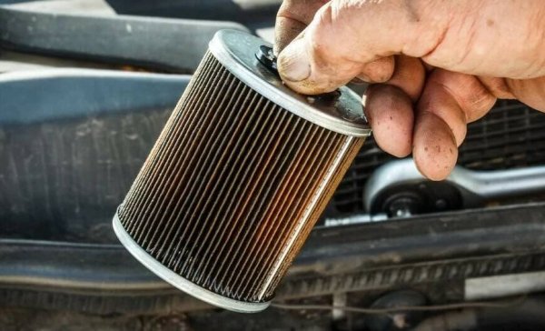 Запушеният горивен филтър води до дисбаланс в сместа въздух-гориво, влошава работата на двигателя и причинява въпросните "придърпвания" по време на рязко ускорение. Мръсотията в резервоара е основна причина за запушването му. Времето за смяна зависи от типовете гориво и филтър. При дизелов двигател се препоръчва да го сменяте поне на всеки 10 хиляди километра пробег. На бензин - на около 30 хиляди км.