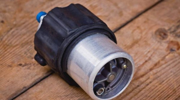 Този клапан контролира рециркулацията на отработените газове, ако започне да отделя твърде много или твърде малко отработени газове във всмукателния колектор, тогава сместа въздух-гориво отново ще бъде небалансирана и двигателят ще се затруднява при ускорение.