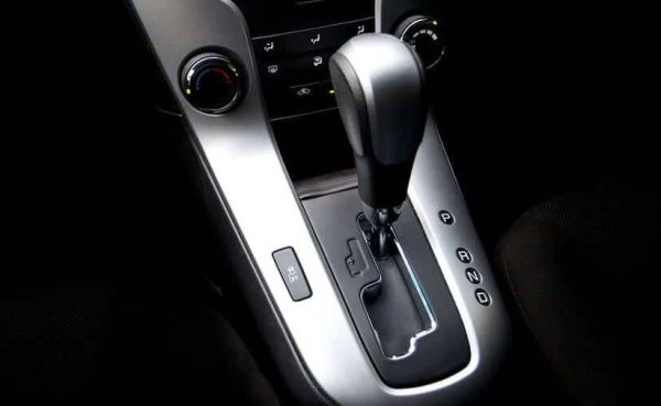 Всичко изброено по-горе е свързано с работата на двигателя, но не винаги той е причината за "придърпването" на автомобила. Проблемите с трансмисията също могат да дадат такъв резултат. Но в този случай отстраняването на неизправностите и решаването на проблема трябва да бъде поверено в ръцете на специалисти.