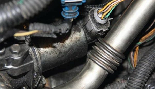 Ако филтрите и сензорите са нормални, тогава проверете горивната помпа. Ремонтът и смяната на горивна помпа струва повече, но трябва да се направи, защото недобре работеща помпа може да причини трептения, когато натиснете газта. Подобно на запушен филтър, помпата влияе на пропорциите на въздуха и горивото в сместа. 

За проверка на състоянието ѝ се използва манометър за течно гориво, който след смяна на горивния филтър трябва да показва работно налягане в диапазона от 3-4 атм, въпреки че това зависи от модела на колата. Ако налягането не отговаря на посоченото от производителя, помпата ще трябва да бъде ремонтирана или сменена.