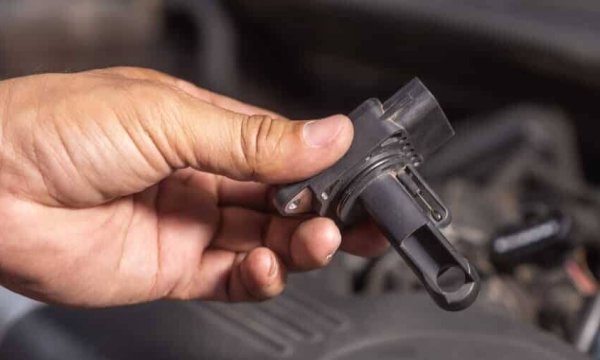 Мръсен или повреден сензор, отговарящ за всмукването на въздух може да изкриви реалните данни, да обърка ECU-то и да доведе до неправилни пропорции на сместа гориво-въздух. Извадете сензора, почистете го и проверете функционалността му.