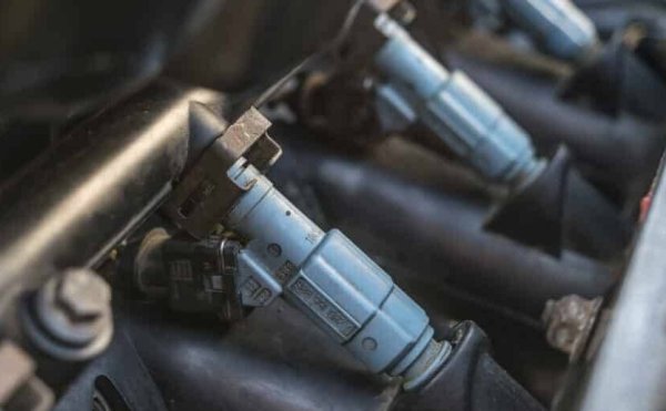 Инжекторите или горивните дюзи са отговорни за количеството гориво, което се подава към цилиндрите на двигателя. Неизправността на един инжектор ще доведе до пропуск на запалването на сместа в цилиндъра. В резултат на това ще усетите потрепването на двигателя по време на ускорение. Трябва да се отбележи, че това не е често срещан проблем.