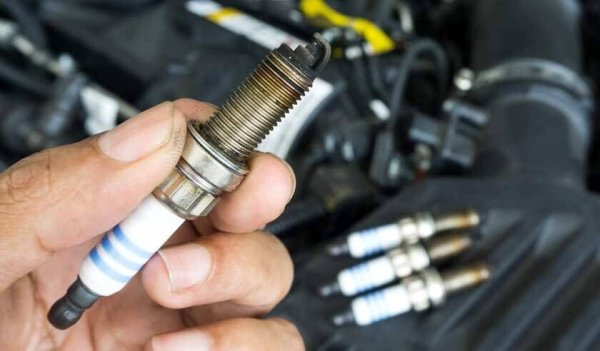 Свещите са отговорни за искрата, която запалва сместа въздух-гориво. Без искра горивото няма да изгори, ще има прекъсвания на възпламенителните процеси, а ако всички свещи не са в ред, тогава колата изобщо няма да работи. Можете сами да проверите свещите, но е достатъчно да знаете преди колко време сте ги сменили. Стандартните (меден електрод) се сменят  максимум на 30 хиляди км, но се препоръчва да не чакате до последния, а да ги смените след 20 хиляди км. Разходът на бензин на кола със стари свещи е приблизително 10% по-висок, отколкото при същата кола, но с нови свещи. Най-скъпите иридиеви свещи издържат до 100 000 км, осигуряват стабилна искра и разходът на гориво няма да се промени до около 50 000 км.