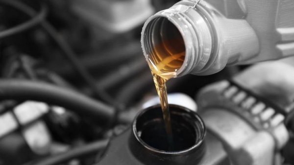 Всеки път, когато някой собственик на автомобил влезе за смяна на масло, обикновено му се издава стикер. В него е посочена дата на смяната и километрите на колата. И съответно се указва следващо посещение за същата процедура да бъде след определен пробег - най-често той е 10 000 км. И хората се притесняват, превишаването на тази граница уврежда колата. В случая, всичко зависи от конкретното превозно средство, като има коли, които могат да изминат и 15 000 км.