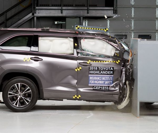 Ключов тласък на продажбите на SUV-модели дадоха хората, които мислят, че по-големият автомобил е по-безопасен. Съответно, при катастрофа с него пораженията за хората в салона ще бъдат по-малки. Статистиката обаче показва, че голямата кола има нужда от повече спирачен път, което я повишава вероятността от сблъсък. Към това може да се добави и факта, че големите автомобили нямат допълнителна защита при преобръщане.