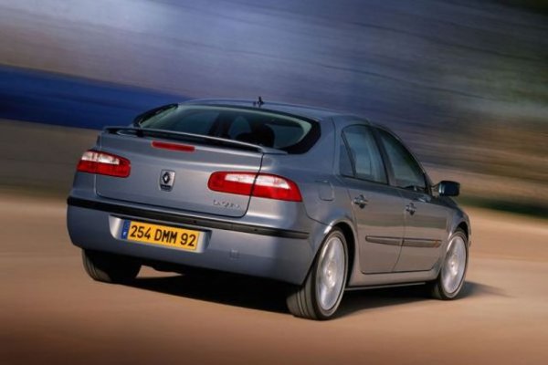 Второто поколение на Laguna бе първата кола, получила 5 звезди за сигурност от EuroNCAP. Но въпреки това не успя да стане пазарен хит и в крайна сметка донесе милиард и половина евро загуби на французите. Не е чудно, че след това те смениха името на семейния си седан на Talisman.
