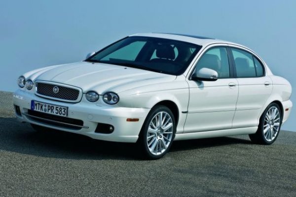 На пръв поглед идеята изглеждаше добра: Jaguar да ползва платформи на тогавашната си компания-майка Ford, за да създаде достъпна кола и да се състезава с вездесъщата Трета серия на BMW. За лош късмет X-type бързо се прочу като "маскирано Mondeo" и донесе загуба от 1.7 милиарда евро, преди да бъде спрян през 2009. 
