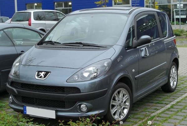 Французите винаги са били силни в създаването на достъпни и пъргави градски коли. После на Peugeot им хрумна да вземат една такава кола и да я направят не само много по-тежка, но и чувствително по-скъпа. За пет години компанията продаде едва 120 хиляди бройки от това недоразумение, и накрая преглътна почти два милиарда евро загуба от него.
