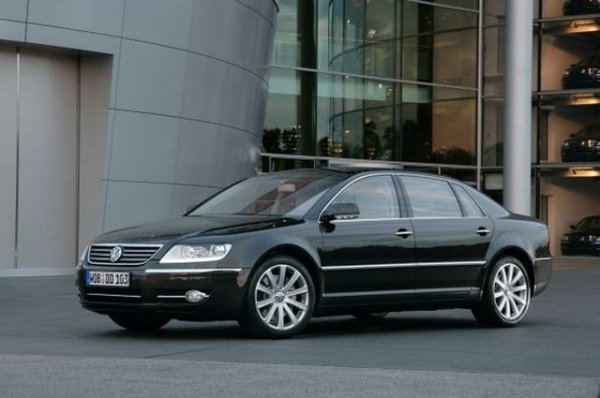 Още един дързък проект на Фердинанд Пиех, внука на стария Фердинанд Порше. Phaeton смело хвърли ръкавица на автомобили като S-класата на Mercedes и BMW Серия 7. Но макар като качества изобщо да не им отстъпваше, във Volkswagen бързо се убедиха, че в този сегмент е важно и какво пише на емблемата. Резултатът: само 72 000 продажби и два милиарда евро загуба. 
