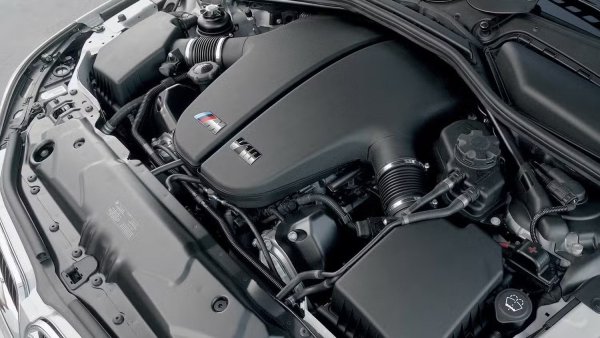E60 BMW M5 беше демонстрация на доминацията на BMW във време, когато имаше много, много страхотни конкуренти. Дебютира като първият седан, съчетан с V10 двигател, комбиниран с RWD и 6-степенна механична скоростна кутия. Имаше много неща, които да обичаш, но имаше и много неща, които да не харесваш.  Двигателят беше забележителен, но той изисква специално внимание, което някои от собствениците пропускат.