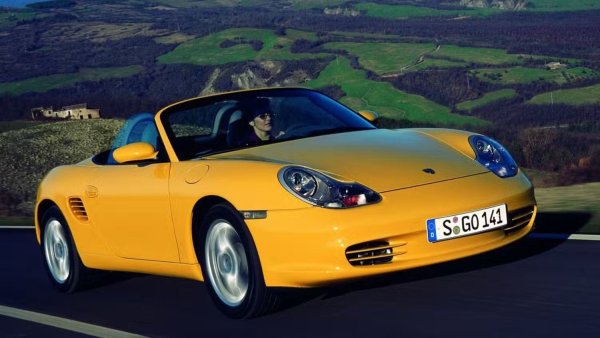 Цена: $12 500 - $22 500

Двигател: 2,7-литров или 3,2-литров боксер, шестцилиндров

Мощност: 217–258 к.с.

Скоростна кутия: 5-степенна механична, 6-степенна механична (Boxster S) или 5-степенна автоматична Tiptronic

Задвижване: Задвижване на задните колела

Често срещани проблеми: Повреда на лагера IMS, течове на RMS масло, хидравлични течове на конвертируем плот, пукнатини в резервоара за охлаждаща течност.
