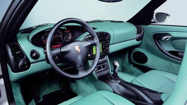 Оригиналният Porsche Boxster беше от основно значение за поддържането на марката жива. Това беше и опитът на за пускане на достъпен спортен автомобил, който да притежава представянето на Porsche, обичано от всички, но в по-малка и по-стегната каросерия. Оказа се обаче, че той не е толкова надежден, което в комбинация със скъпата поддръжка на германския производител с основание буди сериозни притеснения.