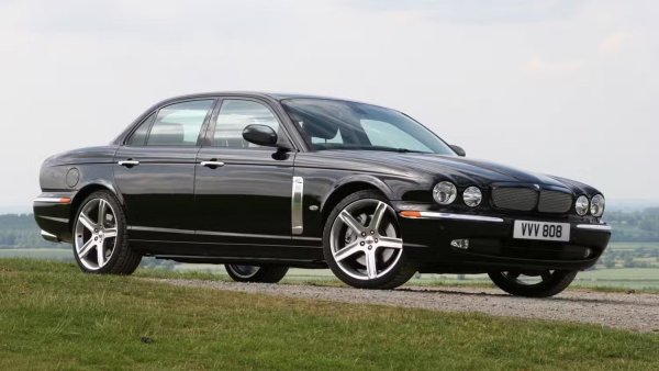 Цена: $10 000 - $20 000

Двигател: 4,2-литров V8 с компресор (AJ34S)

Мощност: 400 к.с.

Трансмисия: 6-степенна автоматична

Задвижване: Задвижване на задните колела

Често срещани проблеми: Течове на въздушно окачване, повреди в охладителната система, електрически прекъсвания, проблеми с корпуса на трансмисионния клапан.
