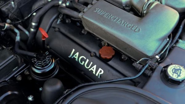 X350 Jaguar XJR беше опитът на Jaguar да даде на една от най-известните си коли здравословна доза американски мускули. X350 беше третото поколение на дългогодишния XJ и направи огромен скок напред с алуминиева конструкция и усъвършенствана електроника. Това обаче беше гарнирано със сериозни усложнения, свързани най-вече със същата тази електроника, както и с проблеми в охладителната система на V8 двигателя.