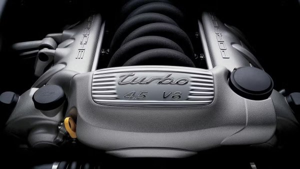 Има два много важни модела на Porsche в този списък, но това, че са били успешни, не означава, че са страхотни автомобили. Ако Boxster спаси Porsche, Cayenne затвърди бъдещето си като кросоувър с голям обем, от който марката винаги се нуждаеше. Неговата производителност беше подобрена с представянето на Cayenne Turbo - първият SUV с двойно турбо, правен някога.

Той беше невероятно бърз и луксозен за времето си, но има основателна причина да може да бъде взет толкова евтино през 2025. Тръбите за охлаждаща течност на двигателя са склонни към напукване и фиксирането им е работа на двигателя. Разпределителните кутии са известни с това, че се износват, както и въздушното окачване, а подмяните са скъпи. Към това трябва да се прибавят и безбройните електрически проблеми.
